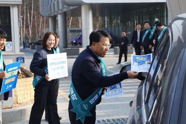26일 오전 강원랜드 행정동 사옥 앞 남한규 경영지원본부장이 에너지 절감 캠페인에 나서고 있다..jpg
