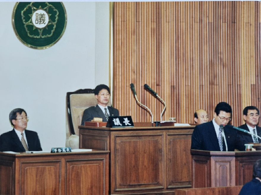 강원도의회 의장석에 앉은 성희직 도의원.jpg