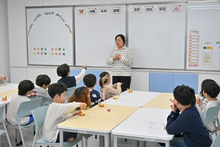 260426(일)사진자료(정선군, 초등 돌봄 아동 대상 과일간식 지원사업 본격 추진 ‘어린이 먹거리 복지 강화’).jpg