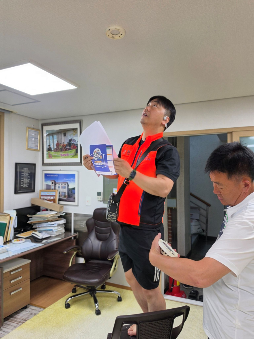 260705(일)사진자료(정선군 고한의용소방대, 경로당 안전환경 개선 ‘주민 안전망 구축 앞장’) (1).jpg