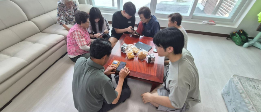 260708(수)사진자료(여량고 학생들, 여량4리 경로당 방문해 스마트폰 교육 및 경로효친 실천) (1).jpg