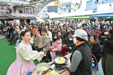 "사라지던 마을의 어둠 위로, 다시 사람들의 불빛이 켜졌다"