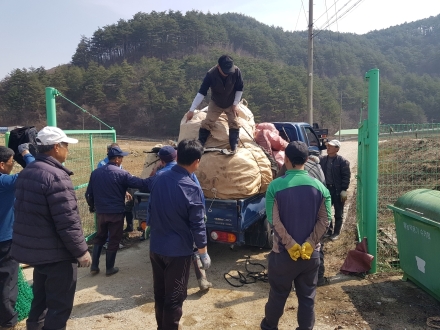 “비닐만 가져가고 나머지는 남는다”…영농폐기물의 그늘