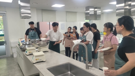 “빵 굽는 꿈도 익어간다”… 정선 다문화가족 제과·제빵 도전