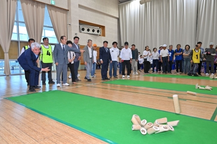 나무 막대 던지며 웃음 ‘활짝’… 정선 어르신 몰키대회 성황