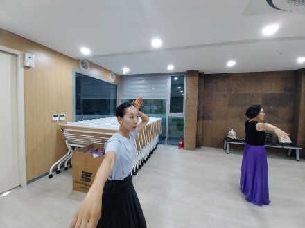 사과밭에서는 농부, 강당에서는 춤꾼…정선에 뿌리내린 다섯 식구