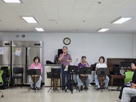 북소리 따라 번진 웃음…손풍금에 실어 보낸 스무 해의 축하