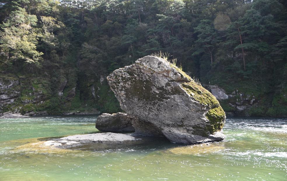 이수용 시니어기자의 동강 12경 -⑫ 제10경 두꺼비 바위와 어우러진 자갈 모래톱 그리고 뼝대